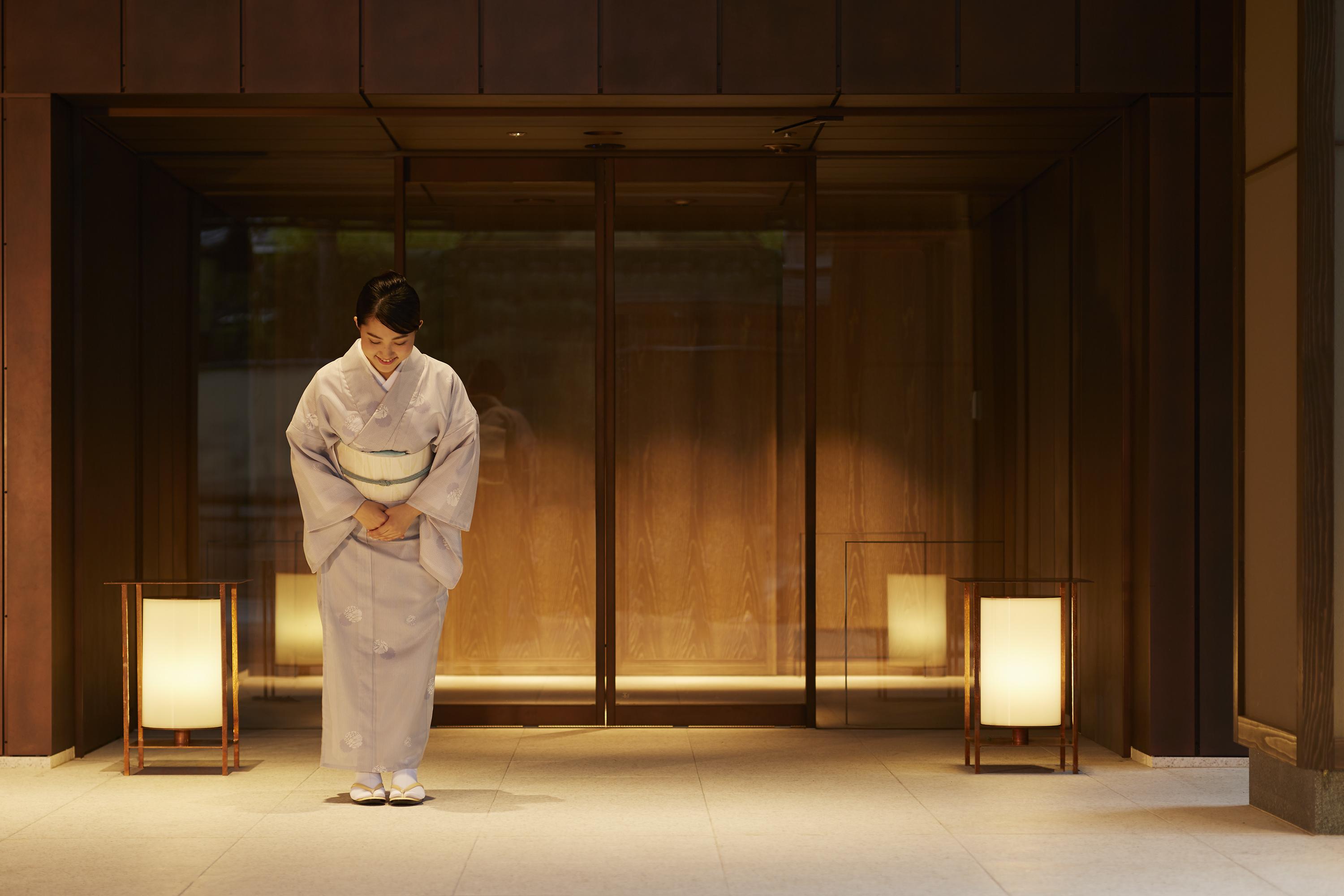 Hotel The Celestine Kyoto Gion Exteriér fotografie A Japanese hotel employee bowing