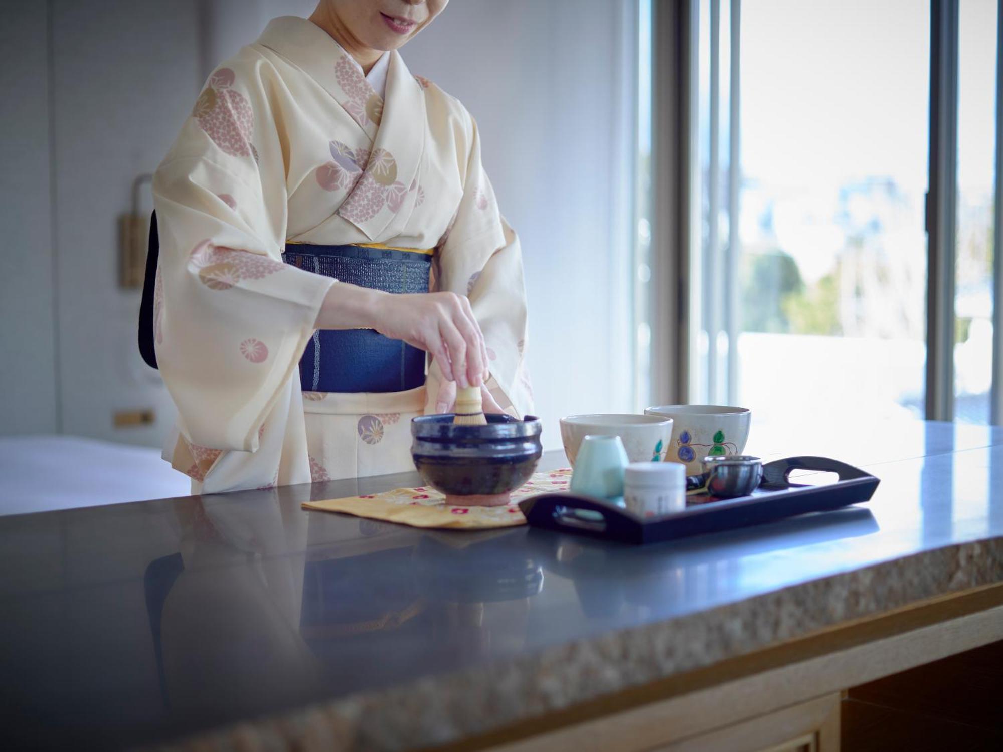 Hotel The Celestine Kyoto Gion Exteriér fotografie A woman in a yukata preparing a Japanese tea ceremony