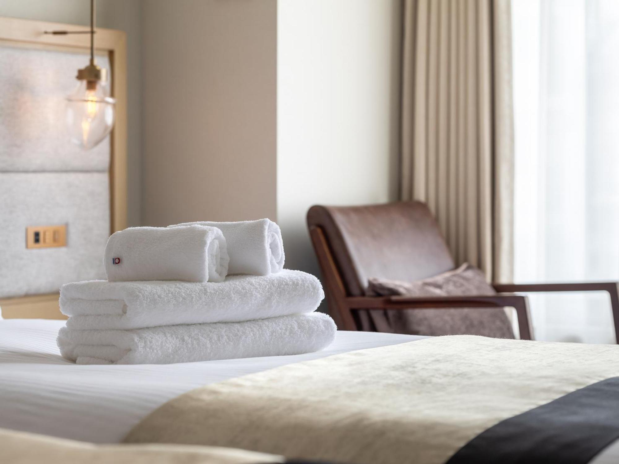 Hotel The Celestine Kyoto Gion Exteriér fotografie A stack of towels on a bed