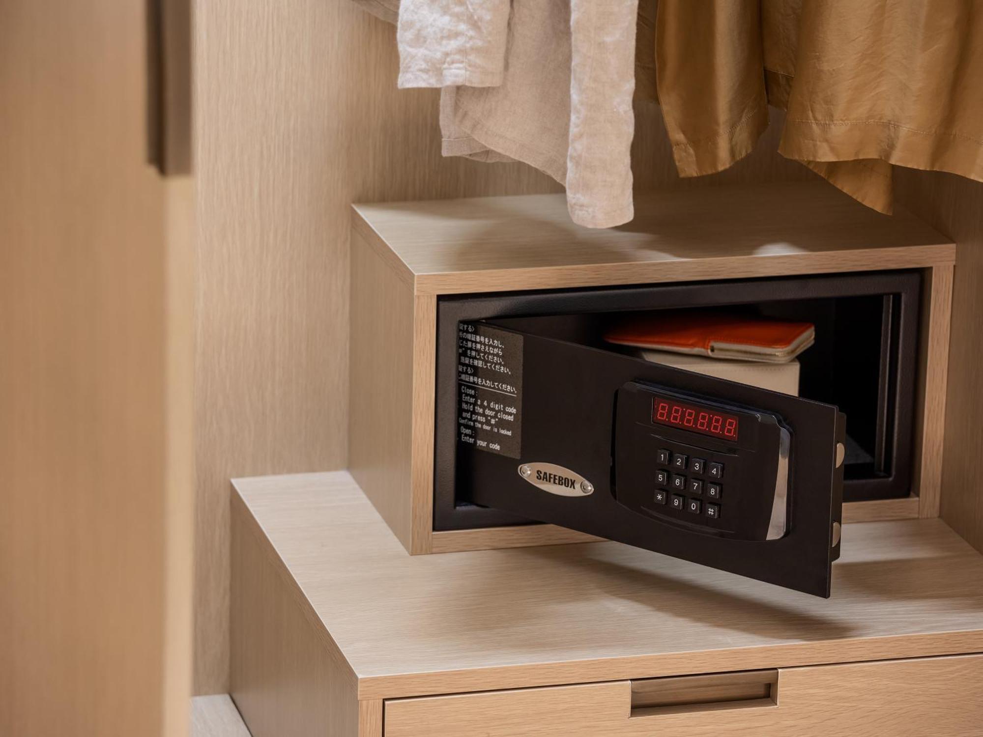 Hotel The Celestine Kyoto Gion Exteriér fotografie A safe in a hotel room
